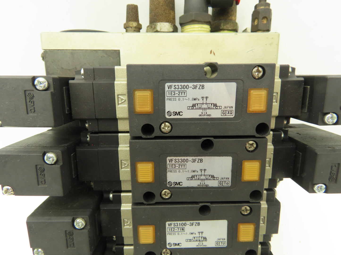 SMC VFS3300-3FZB  4-Station Pneumatic Solenoid Valve Manifold 115V VFS3100-3FZB