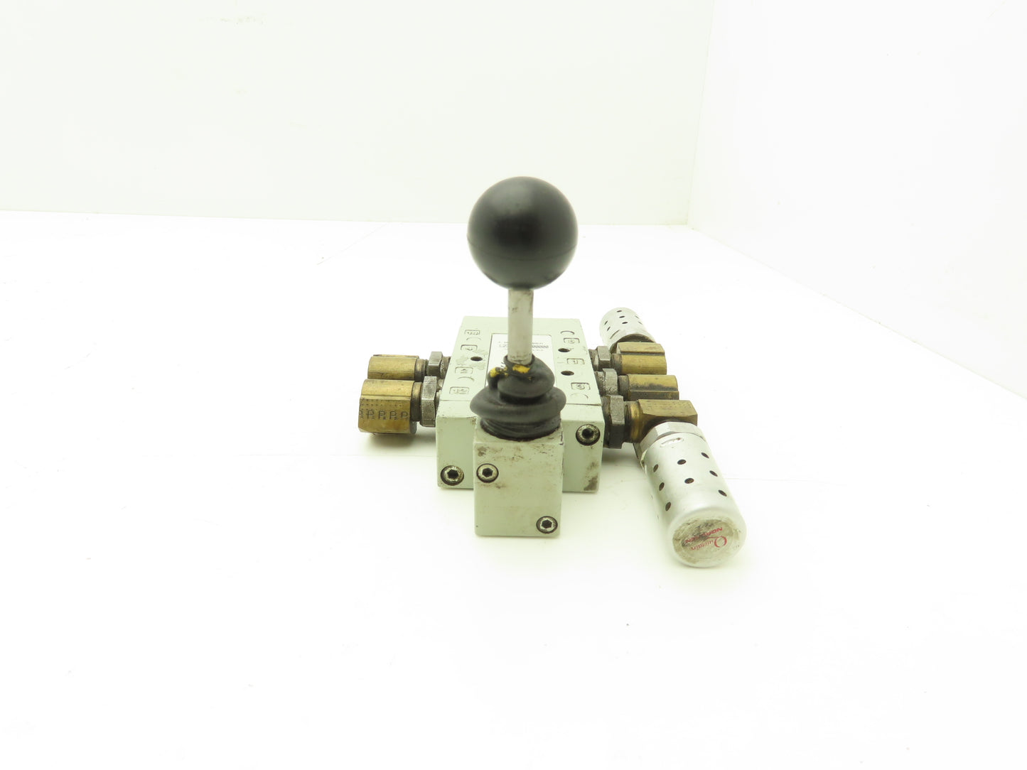 Numatics L23LA452O000000 Pneumatic Manual Lever Valve 2-Pos 3/8"NPT