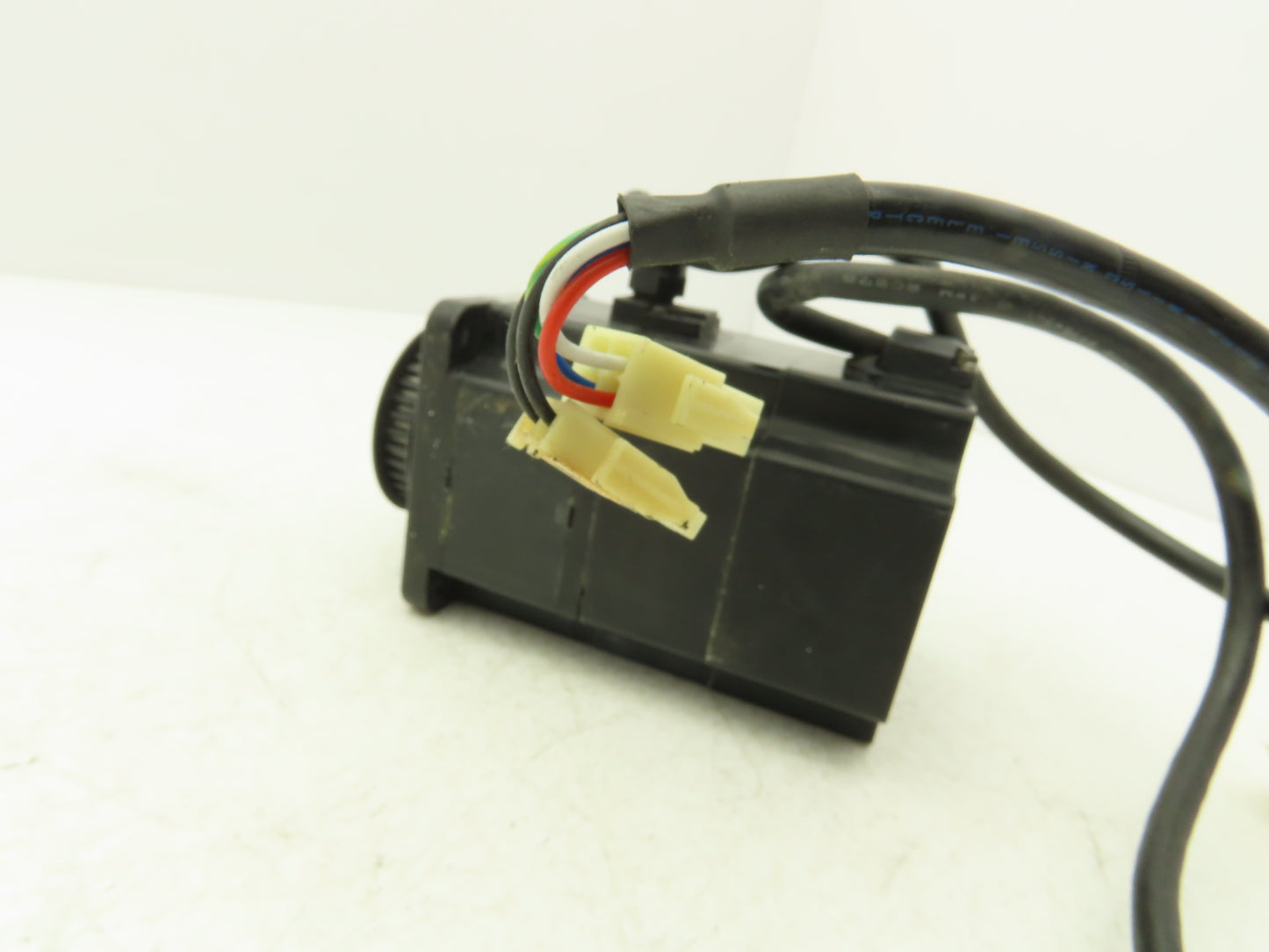 Yaskawa SGMP-02AWYR12 AC Servo Motor 0.2kW 3000rpm 200v 2.0A