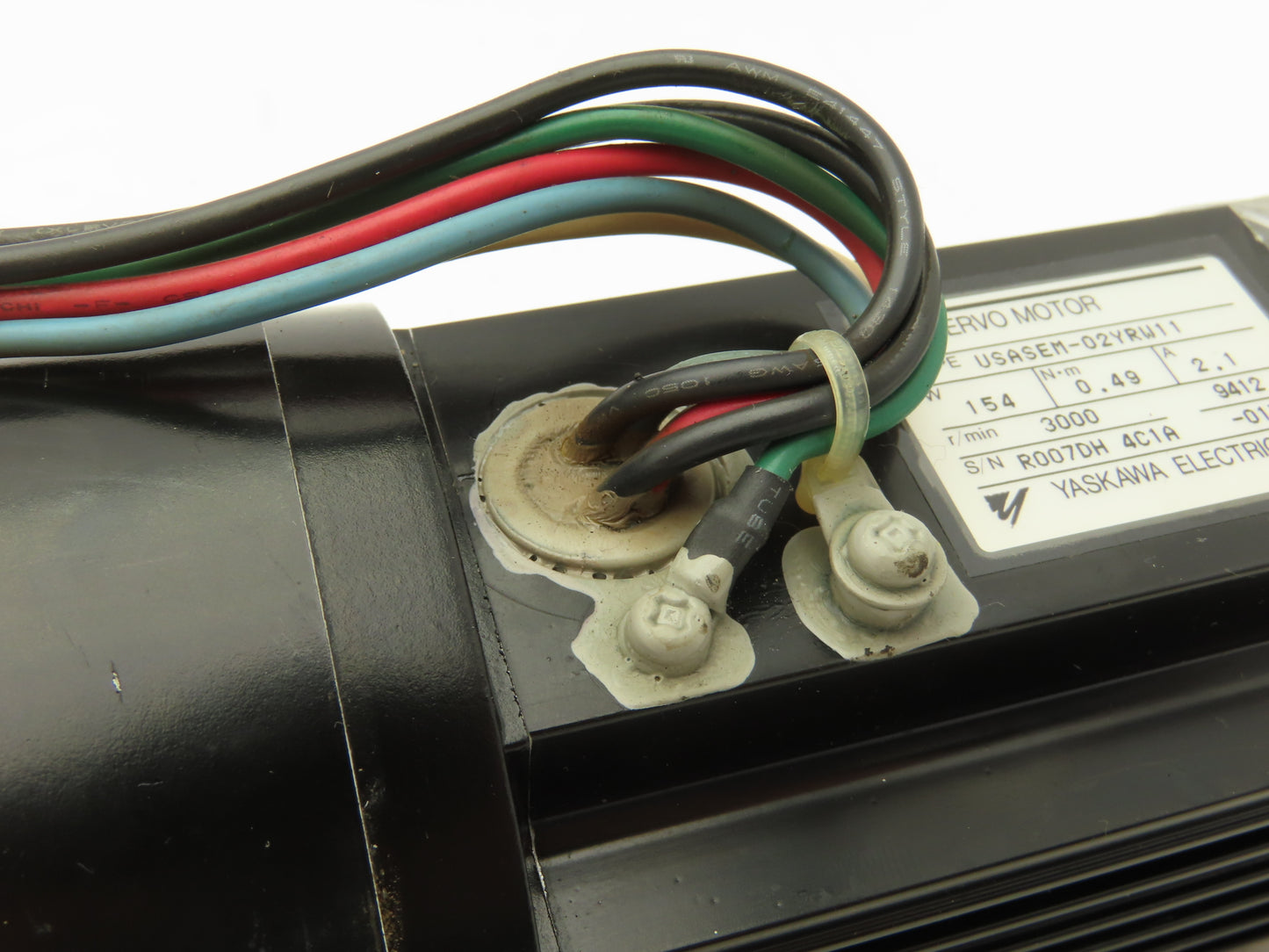 Yaskawa USASEM-02YRW11 AC Servo Motor 154W 3000rpm W/Encoder Right Angle Output