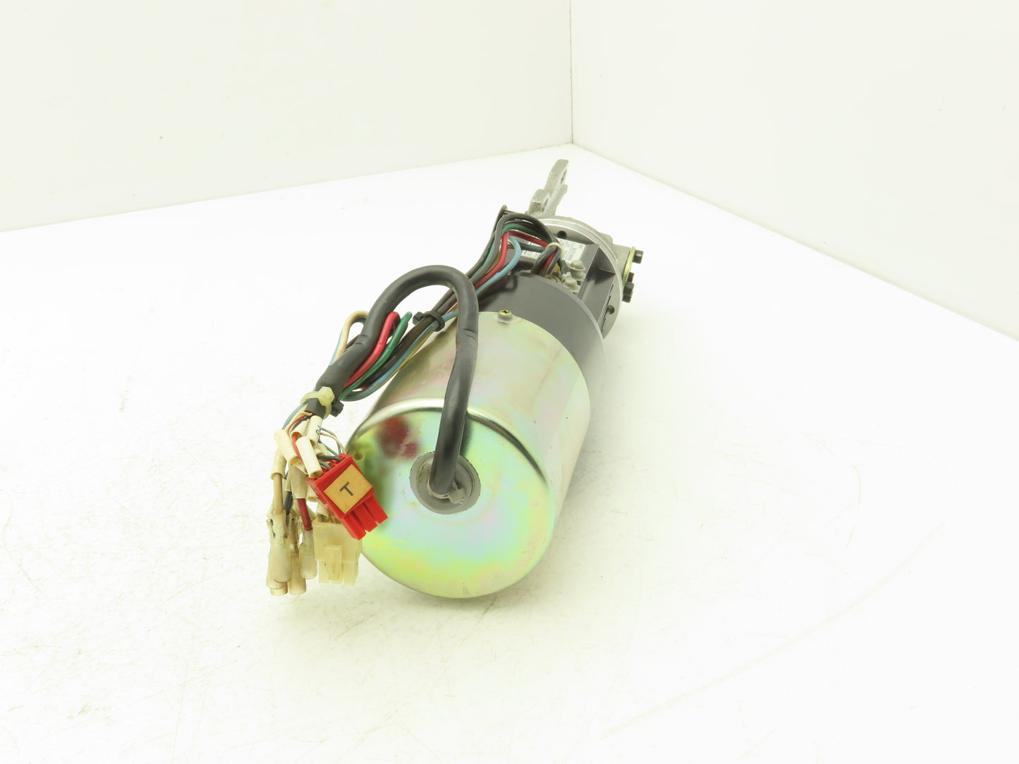 Yaskawa USASEM-02YRW11 AC Servo Motor 154W 3000rpm W/Encoder Right Angle Output