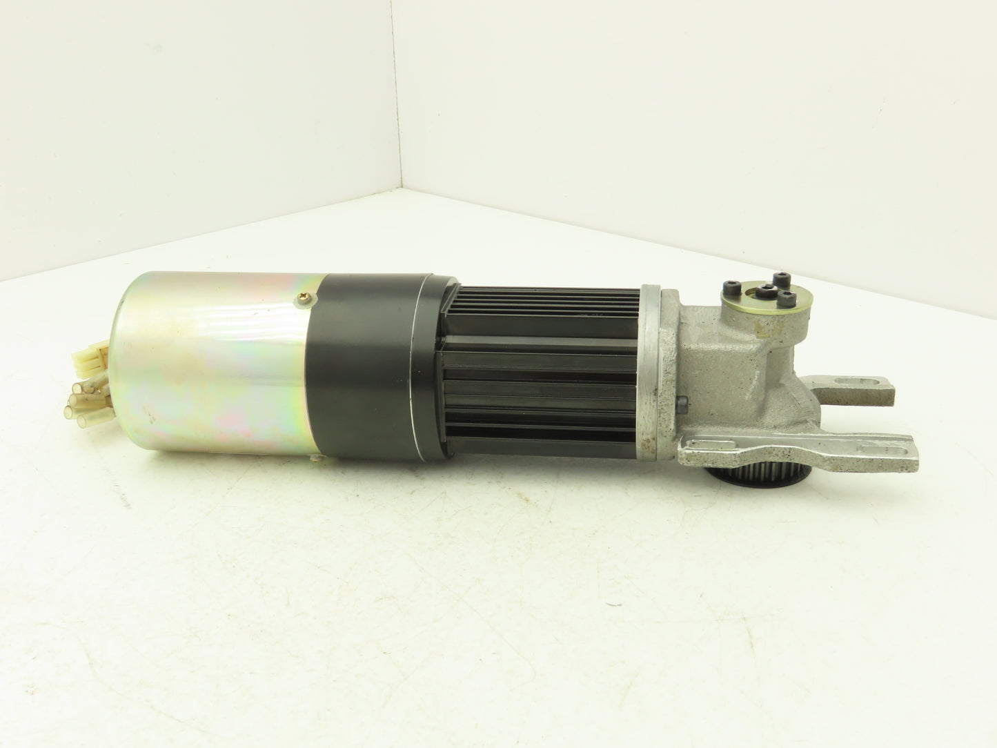 Yaskawa USASEM-02YRW11 AC Servo Motor 154W 3000rpm W/Encoder Right Angle Output