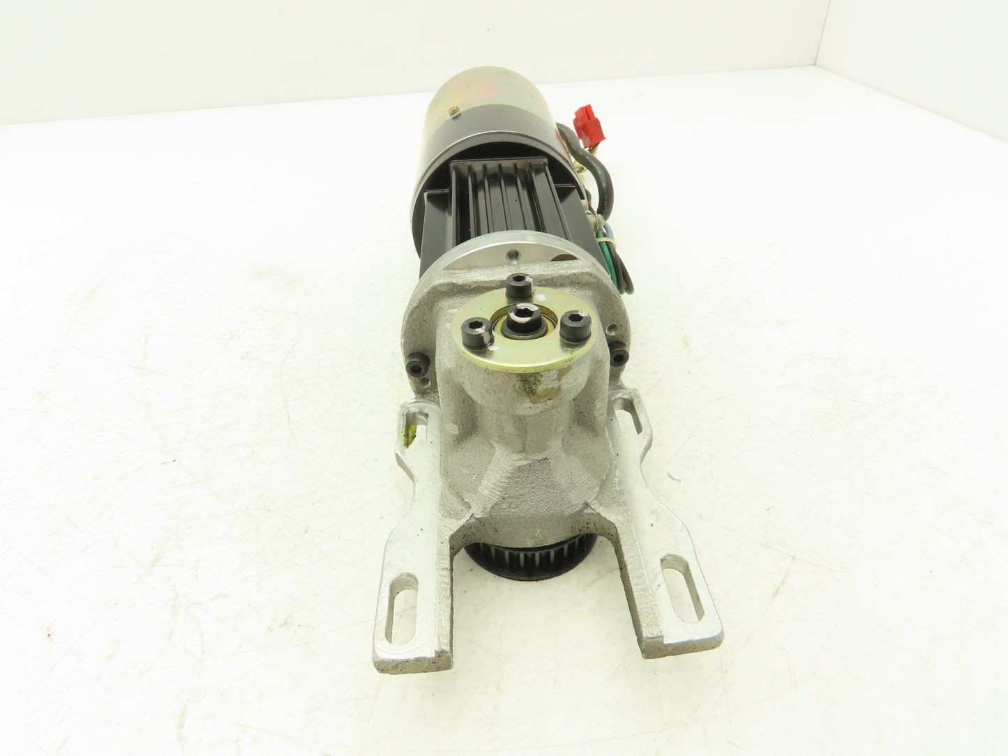 Yaskawa USASEM-02YRW11 AC Servo Motor 154W 3000rpm W/Encoder Right Angle Output