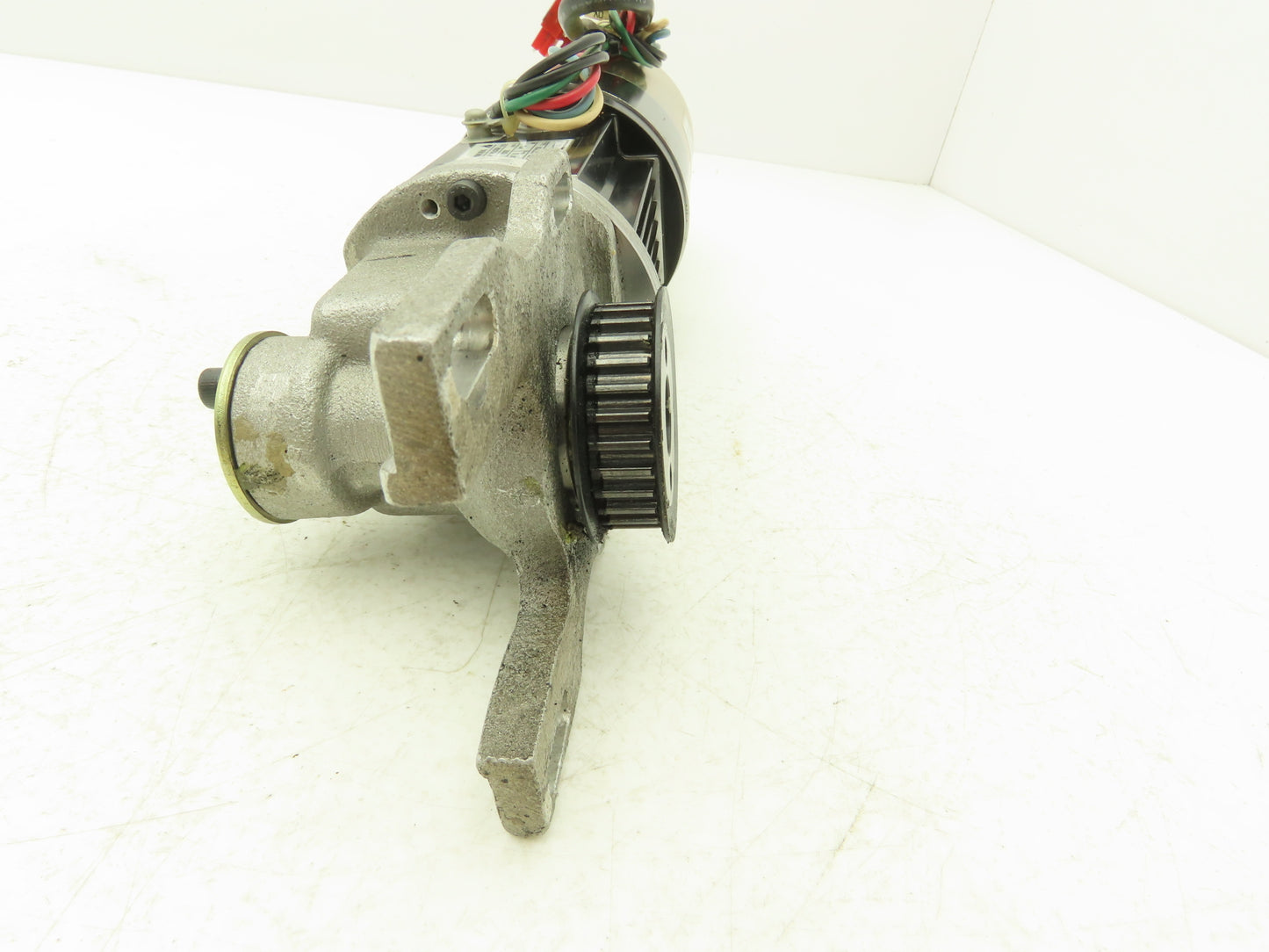 Yaskawa USASEM-02YRW11 AC Servo Motor 154W 3000rpm W/Encoder Right Angle Output