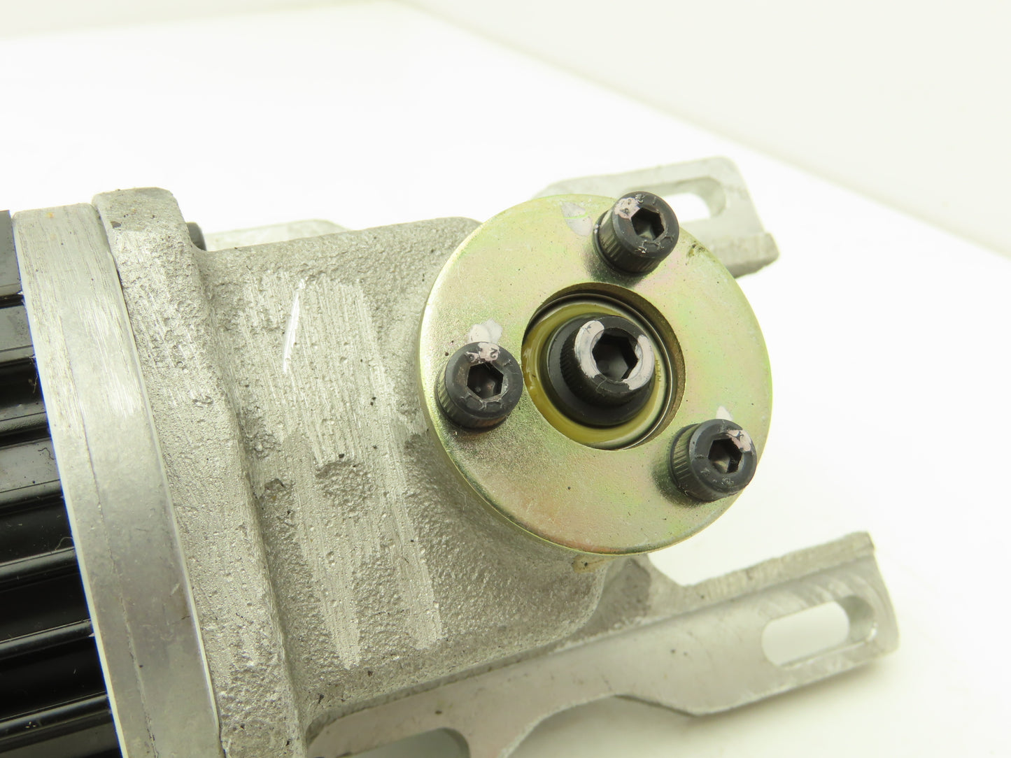 Yaskawa USASEM-02YRW11 AC Servo Motor 154W 3000rpm W/Encoder Right Angle Output