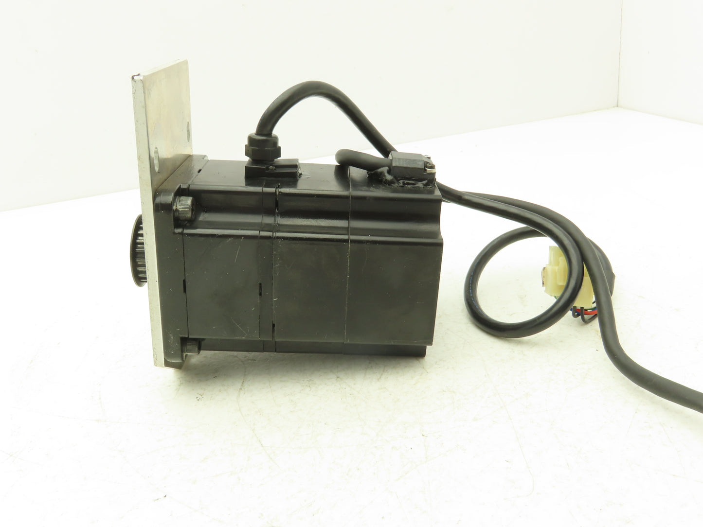 Yaskawa SGMP-02AWYR12 AC Servo Motor 0.2kW 3000rpm 200v 2.0A