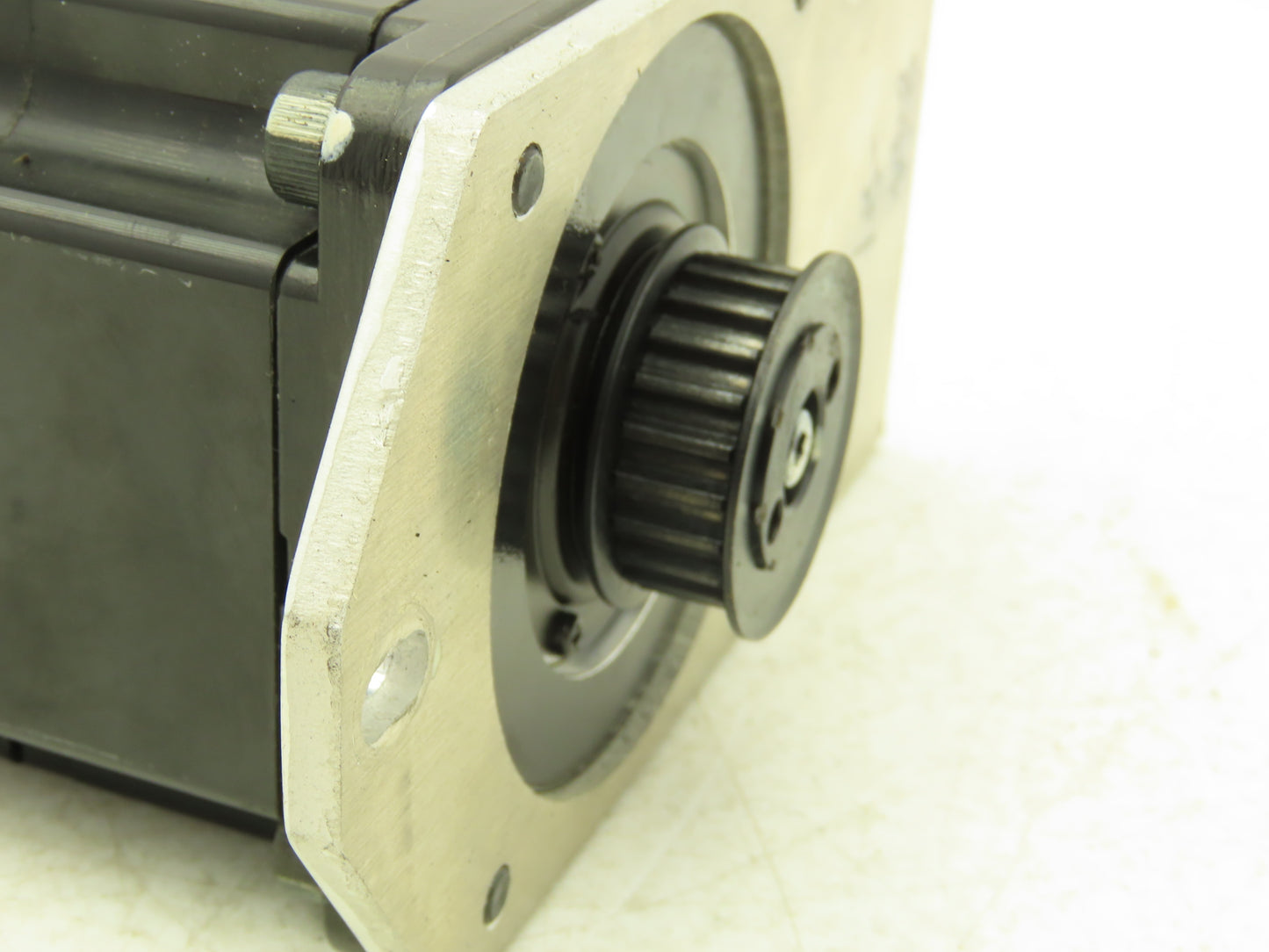 Yaskawa SGMP-02AWYR12 AC Servo Motor 0.2kW 3000rpm 200v 2.0A