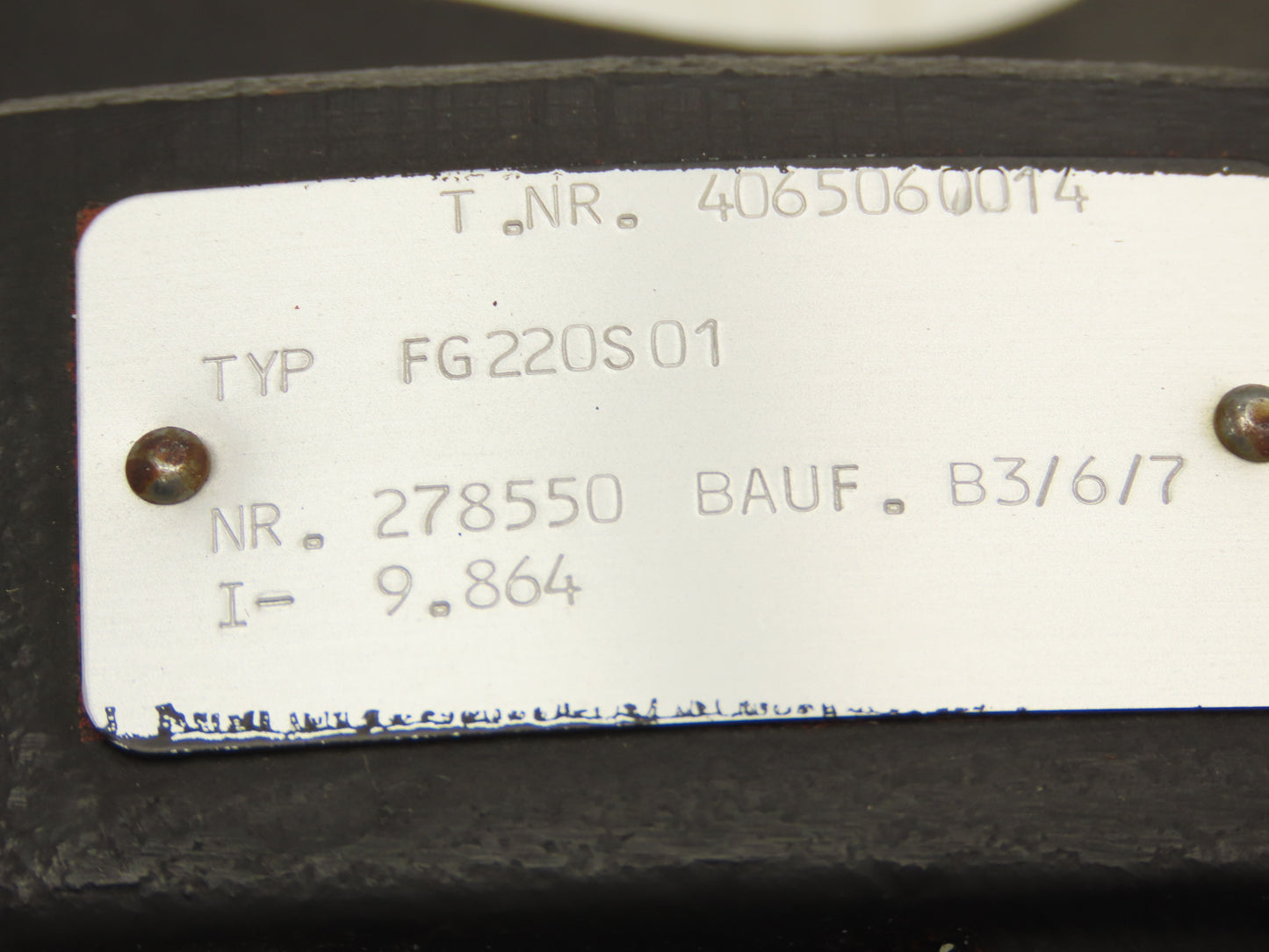 FG220S01 Gearbox Reducer 9.864 Ratio Dual Output Shaft IEC 63 Motor Adapter