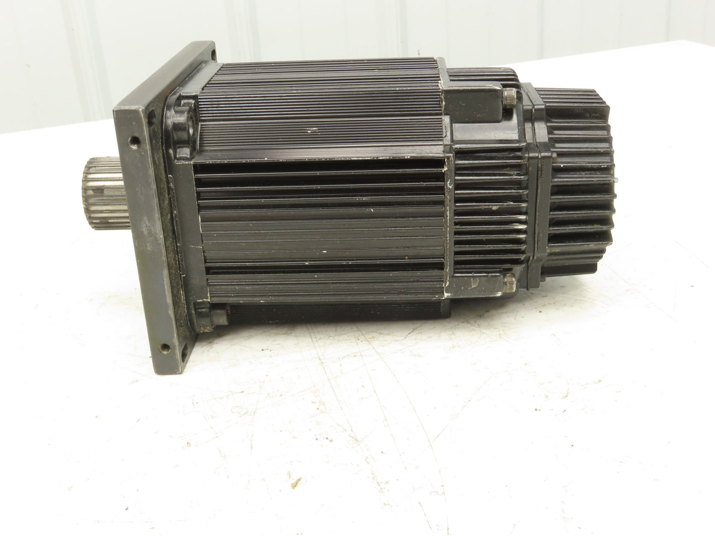 Yaskawa SGMGH-13DCA2C AC Servo Motor 1300W 8.34Nm 1500 RPM Encoder 22mm Shaft