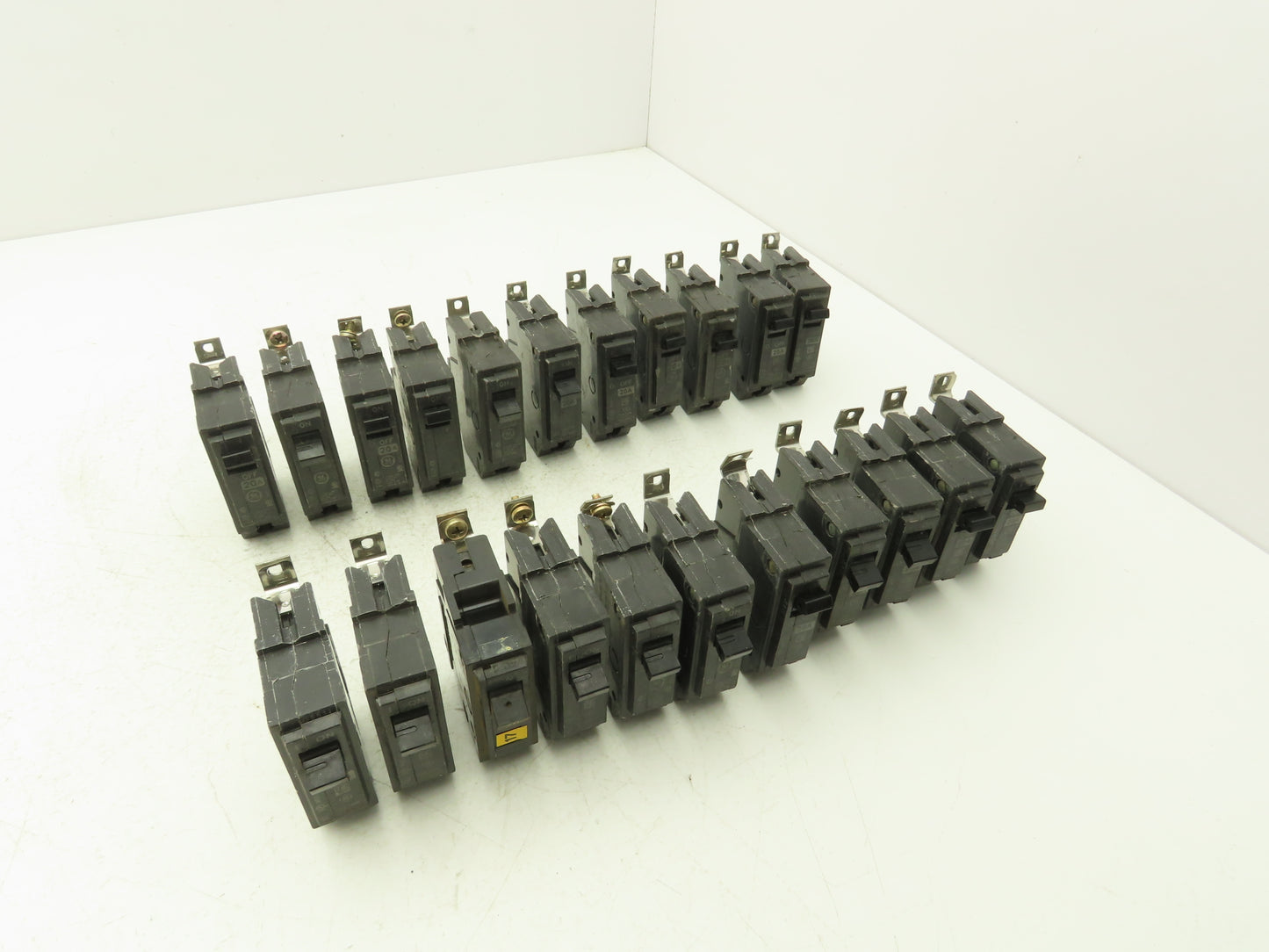 General Electric THQB1120 Circuit Breaker 1-Pole 20A Screw In 120/240V Lot of 22