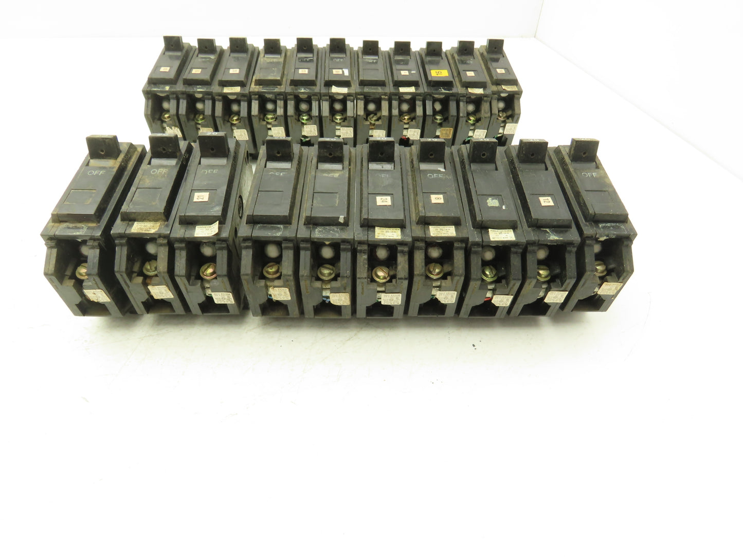 General Electric THQB1120 Circuit Breaker 1-Pole 20A Bolt-In 120/240V Lot of 21