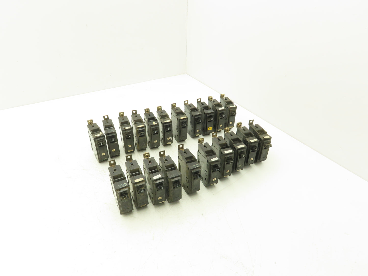 General Electric THQB1120 Circuit Breaker 1-Pole 20A Bolt-In 120/240V Lot of 21