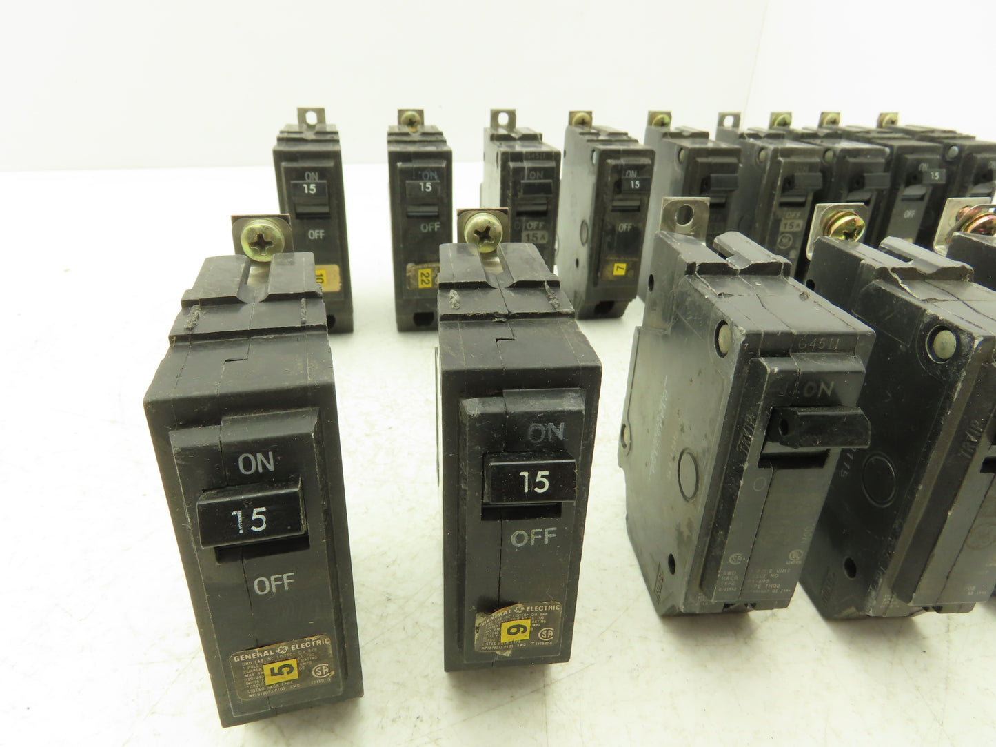 General Electric THQB115 Circuit Breaker 1-Pole 15Amp Bolt-In 120/240V Lot of 17