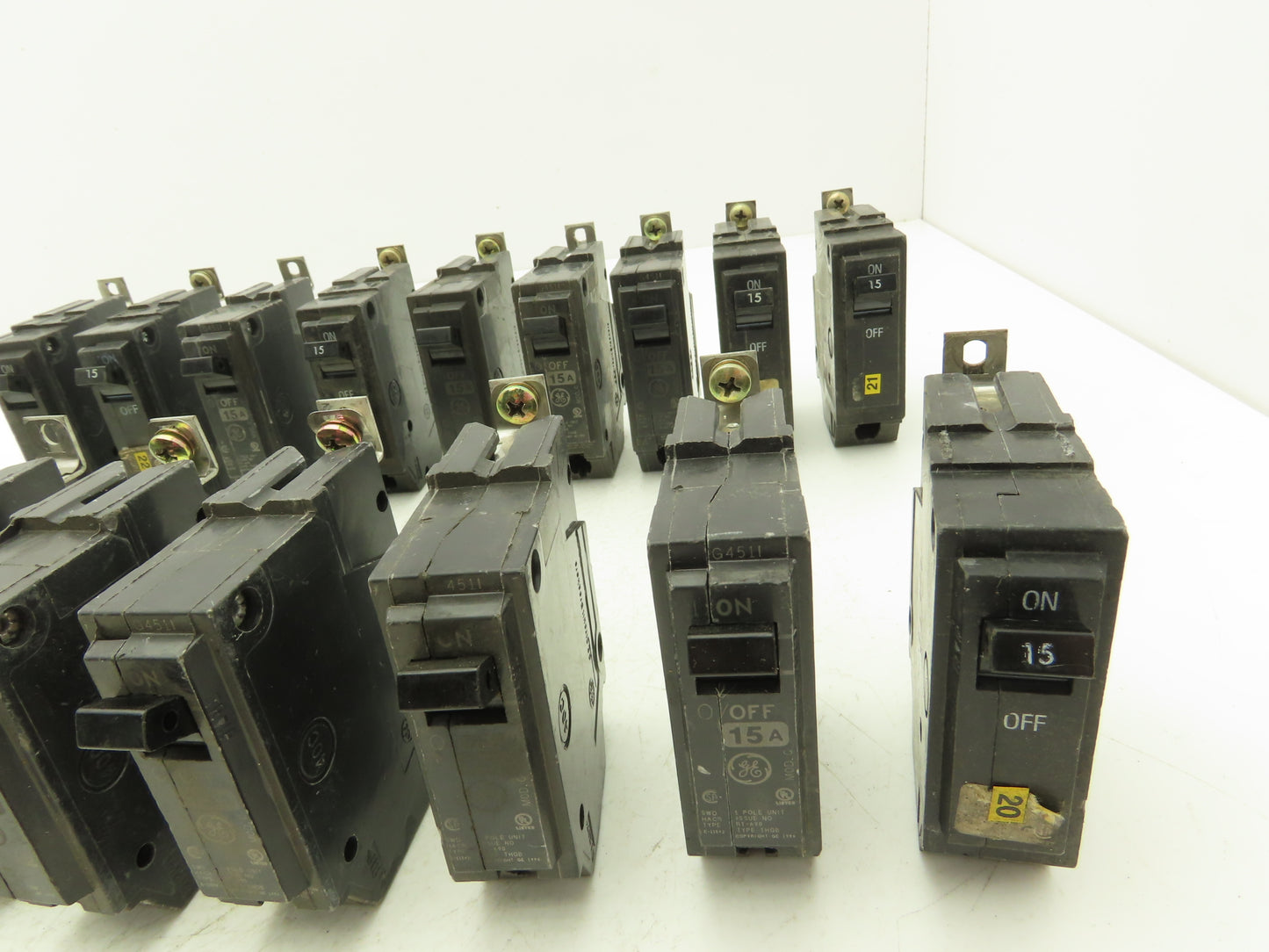 General Electric THQB115 Circuit Breaker 1-Pole 15Amp Bolt-In 120/240V Lot of 17