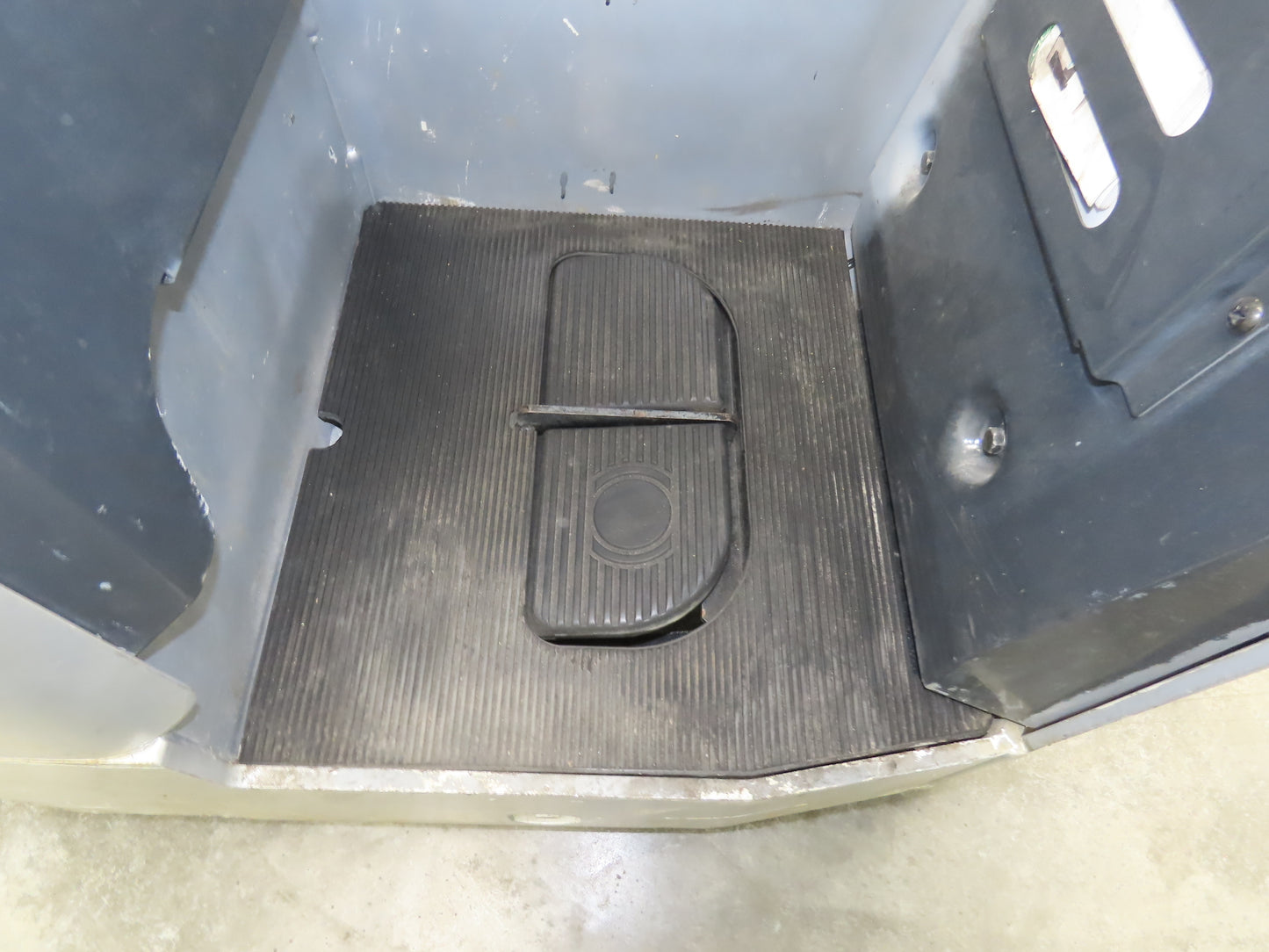 Unicarriers Forklift Stand On 36V Electric Truck 3500lbs 2267.2h Side Shift