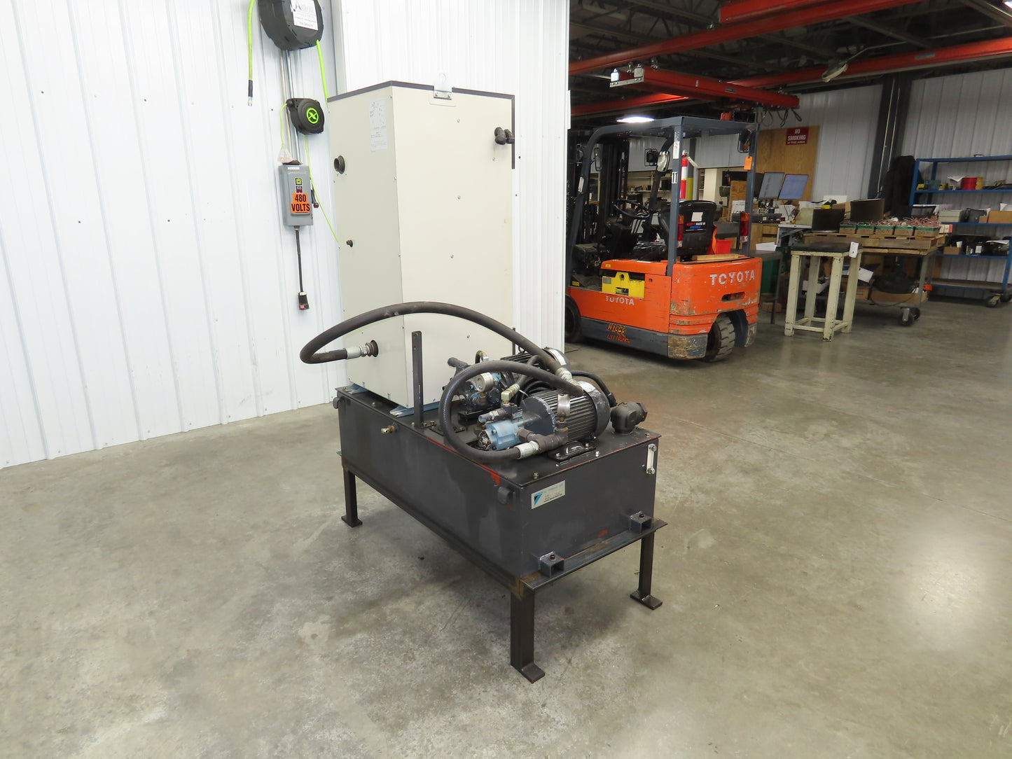 Daikin Hydraulic Power Unit 6.8GPM 220V w/Chiller 1.5kW & Circulation Pump/Motor