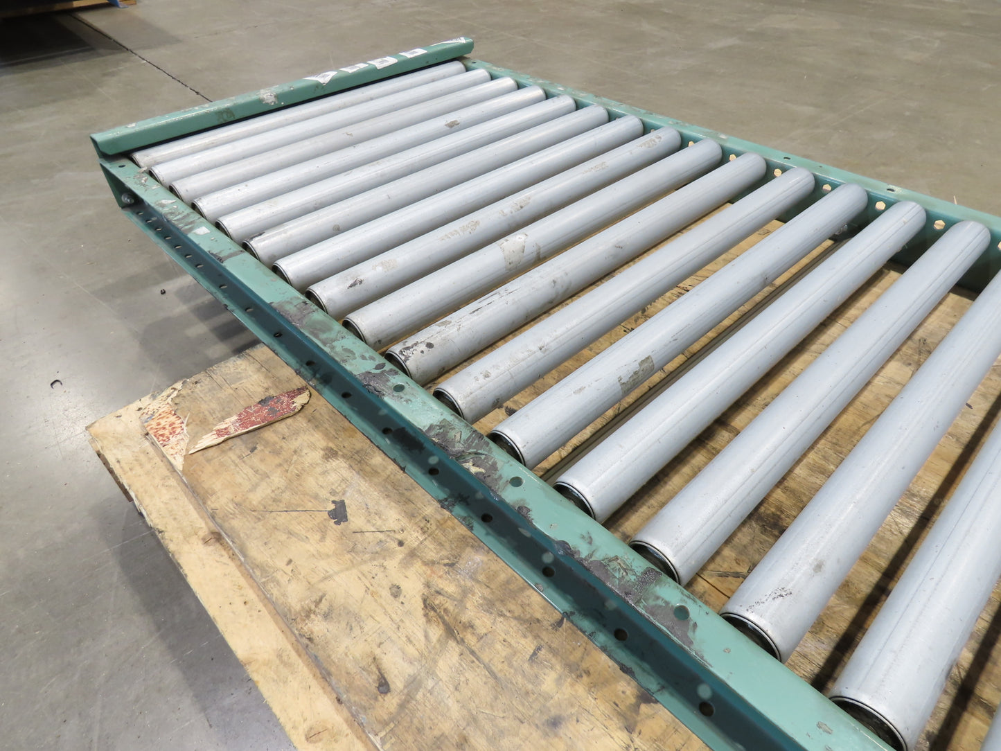 30"x 6' Gravity Roller Conveyor 1.9" Roller 27"BF 3"Centers End Section