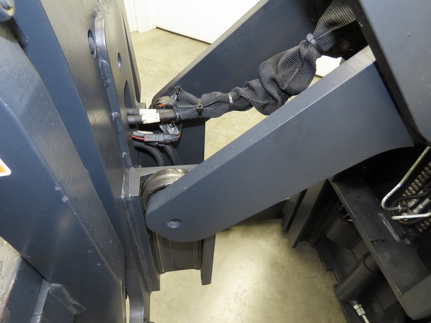 Doosan Forklift Stand On 36V Electric Pantograph Reach Truck 3714lbs 4475h 20' L