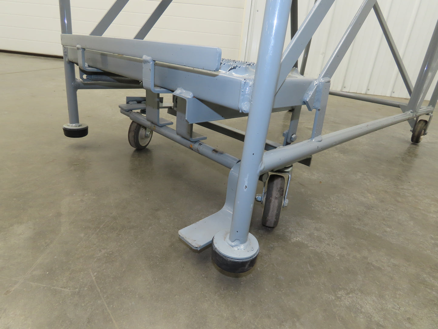 Uline H-7919 Rolling Ladder 4 Step 36" Work Platform 40" Top Step 800lbs Cap