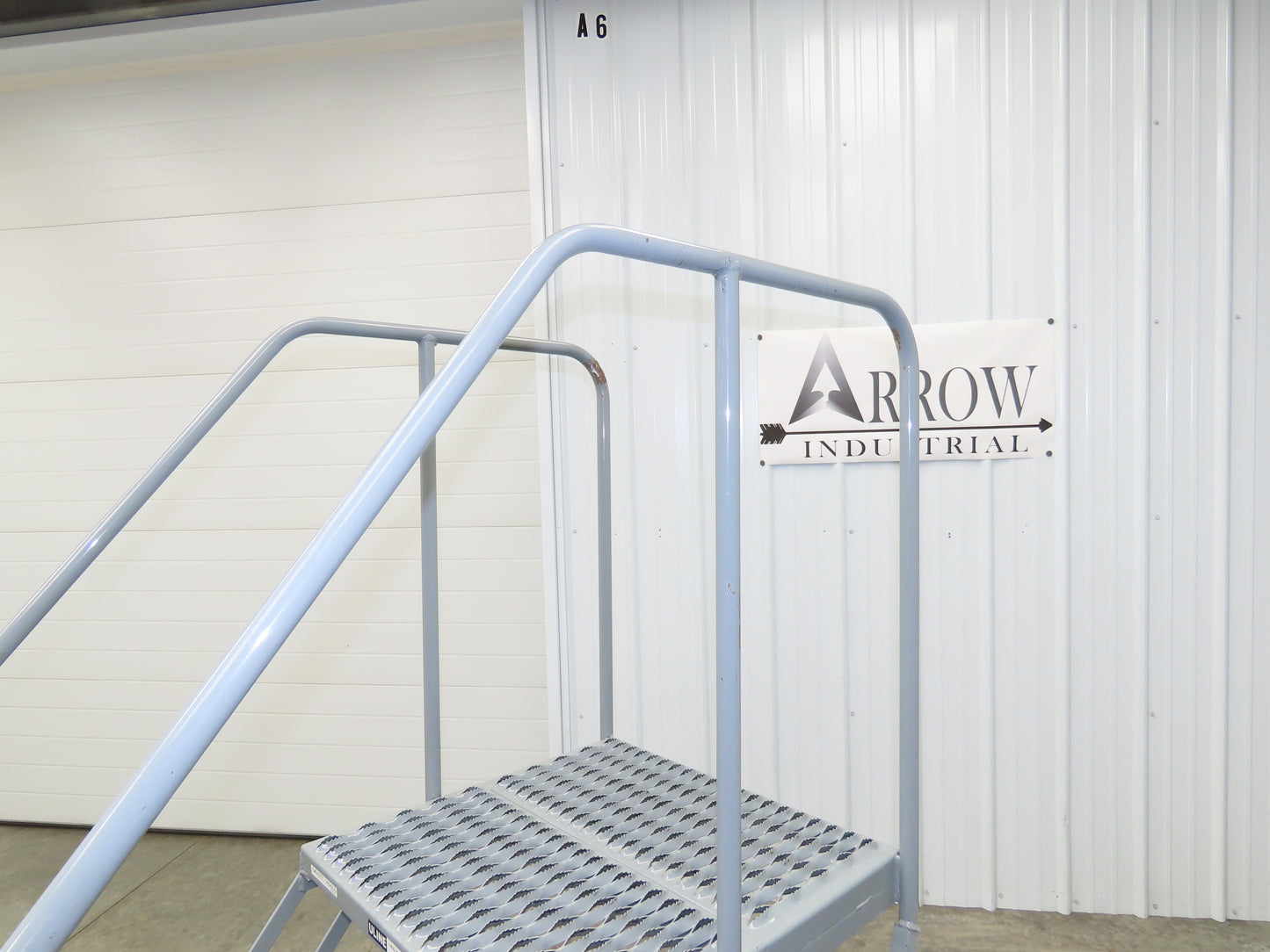 Uline H-7919 Rolling Ladder 4 Step 36" Work Platform 40" Top Step 800lbs Cap