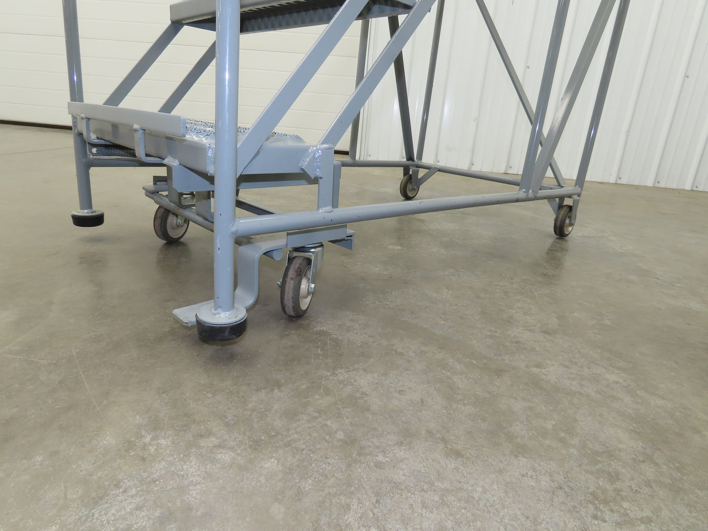 Uline H-7919 Rolling Ladder 4 Step 36" Work Platform 40" Top Step 800lbs Cap