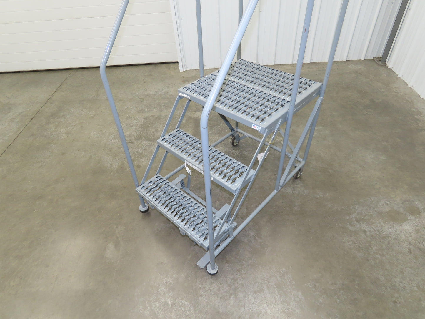 Uline H-4928 Rolling Ladder 3 Step 24" Work Platform 30" Top Step 800lbs Cap