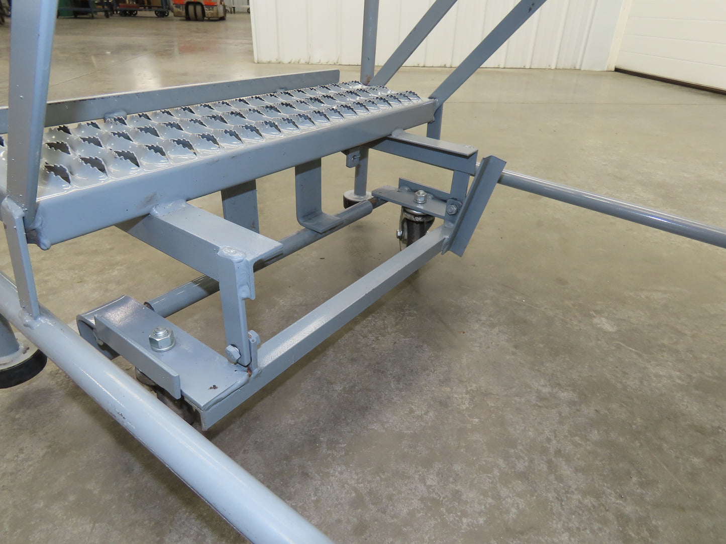 Uline H-4928 Rolling Ladder 3 Step 24" Work Platform 30" Top Step 800lbs Cap