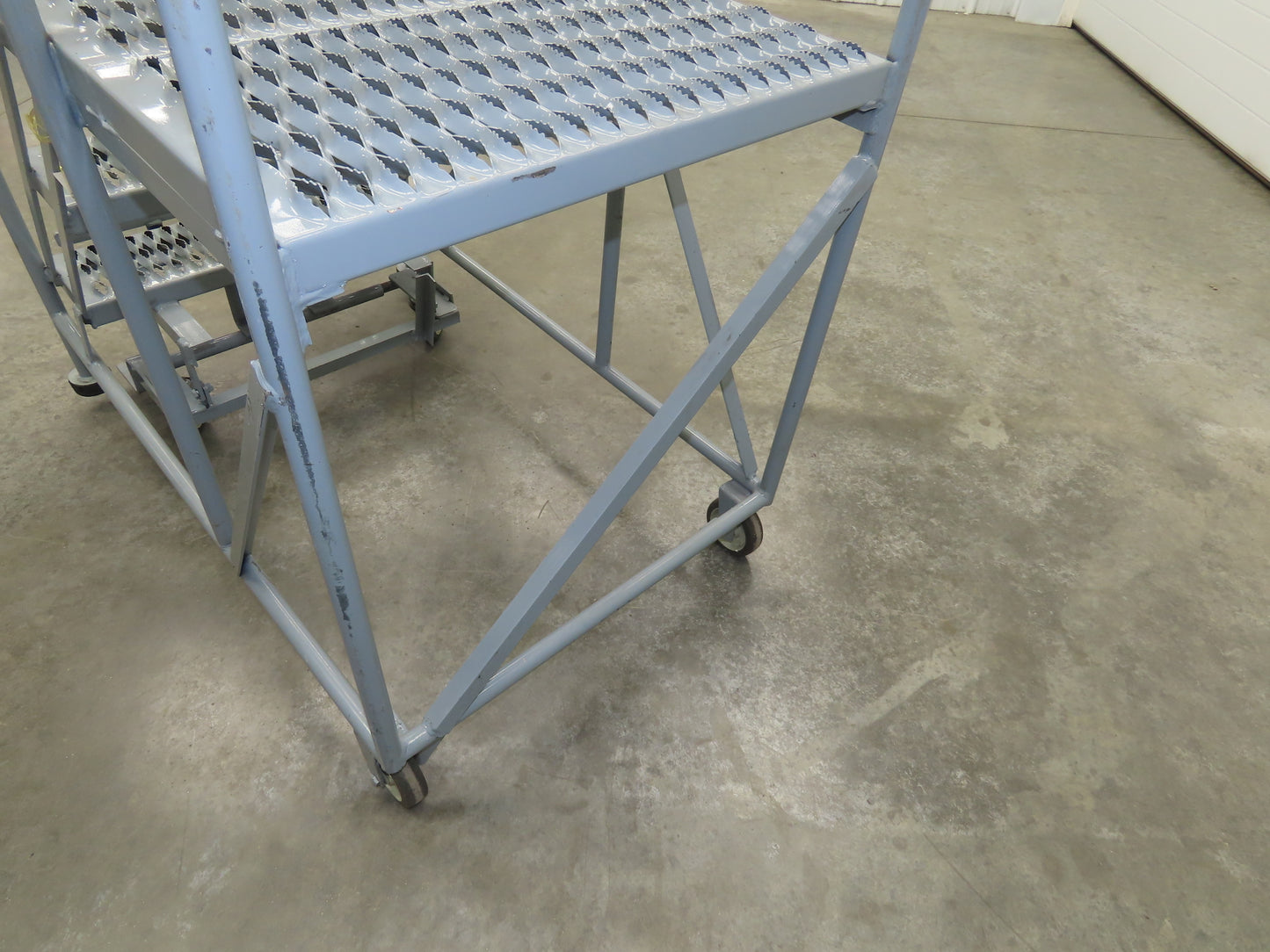 Uline H-4928 Rolling Ladder 3 Step 24" Work Platform 30" Top Step 800lbs Cap