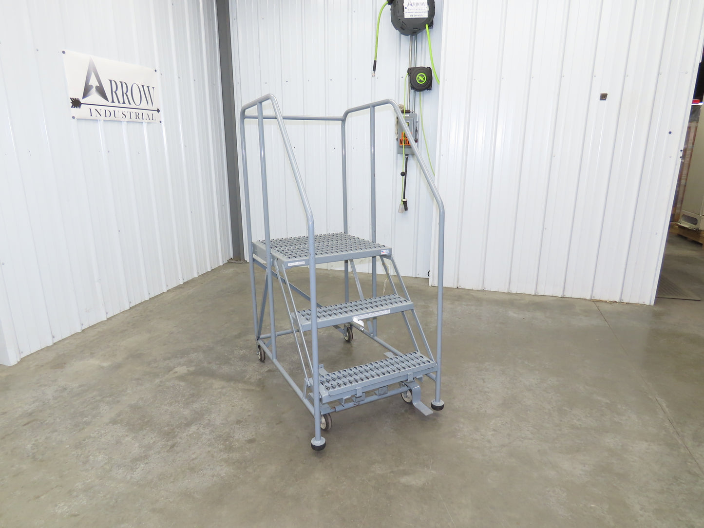 Uline H-4928 Rolling Ladder 3 Step 24" Work Platform 30" Top Step 800lbs Cap