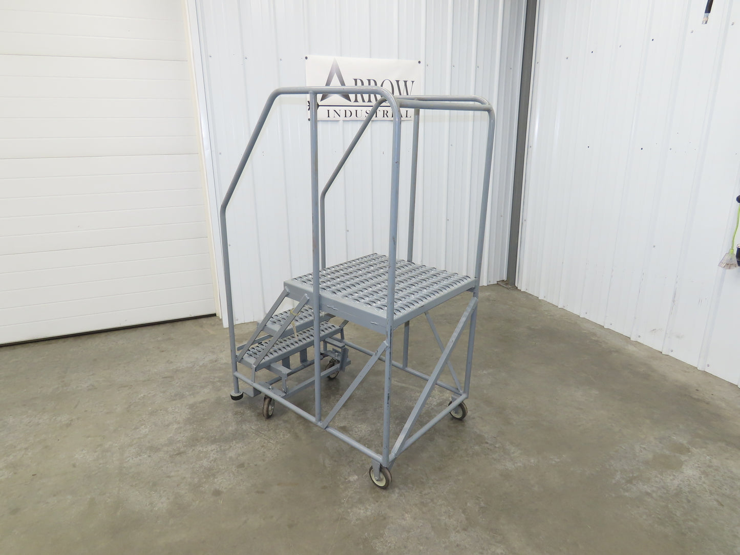 Uline H-4928 Rolling Ladder 3 Step 24" Work Platform 30" Top Step 800lbs Cap