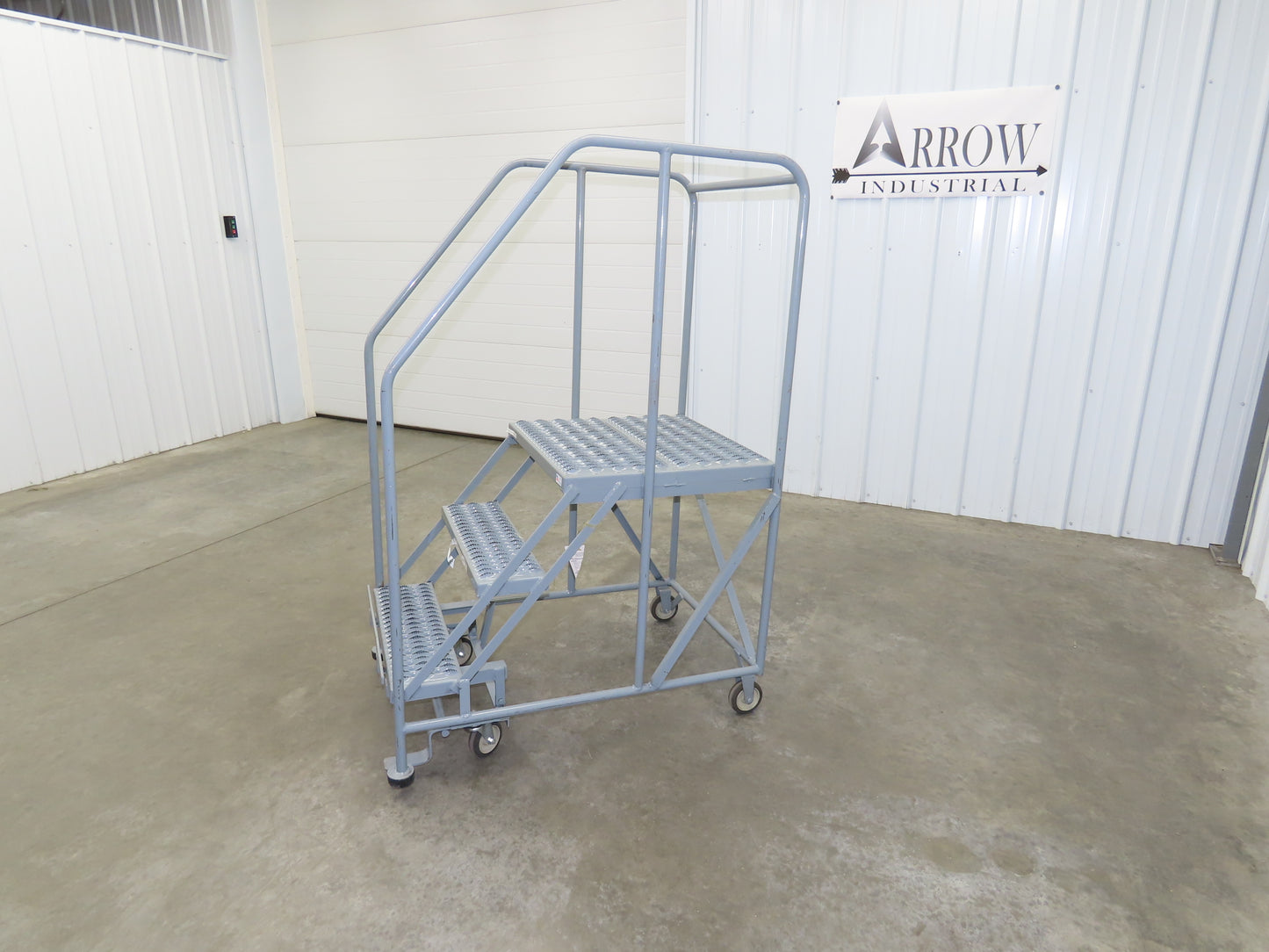 Uline H-4928 Rolling Ladder 3 Step 24" Work Platform 30" Top Step 800lbs Cap