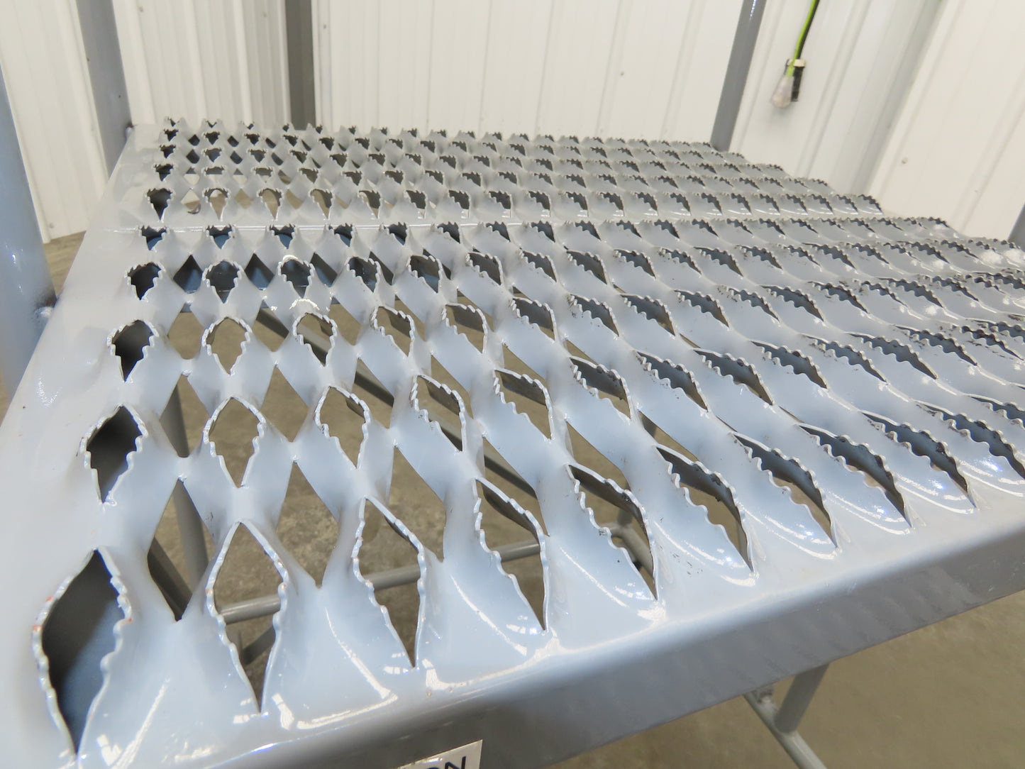 Uline H-4928 Rolling Ladder 3 Step 24" Work Platform 30" Top Step 800lbs Cap