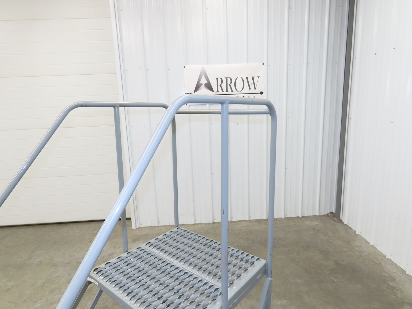 Uline H-4928 Rolling Ladder 3 Step 24" Work Platform 30" Top Step 800lbs Cap