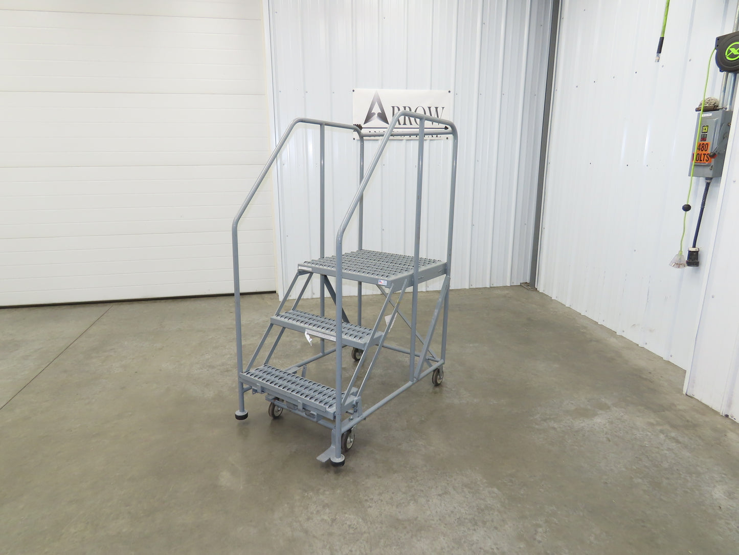 Uline H-4928 Rolling Ladder 3 Step 24" Work Platform 30" Top Step 800lbs Cap