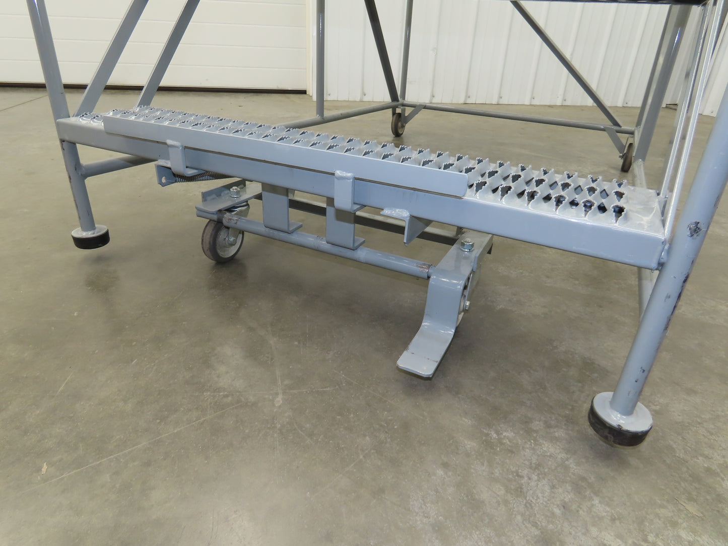 Uline H-1868 Rolling Ladder 4 Step 36" Work Platform 40" Top Step 800lbs Cap