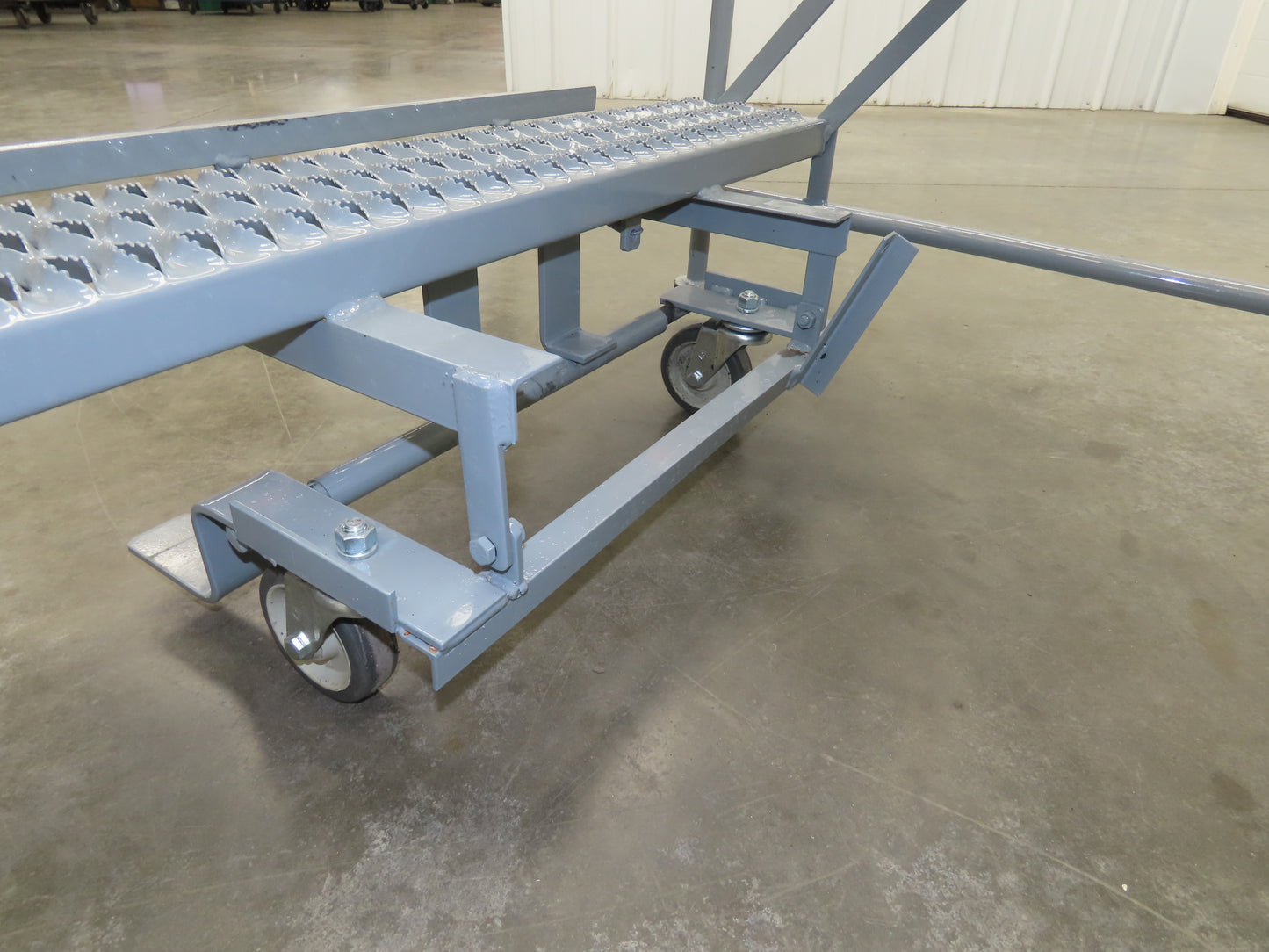 Uline H-1868 Rolling Ladder 4 Step 36" Work Platform 40" Top Step 800lbs Cap