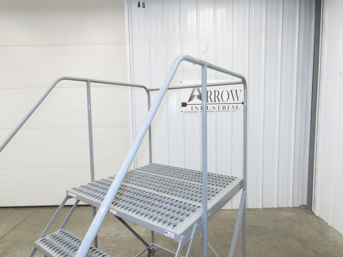 Uline H-1868 Rolling Ladder 4 Step 36" Work Platform 40" Top Step 800lbs Cap