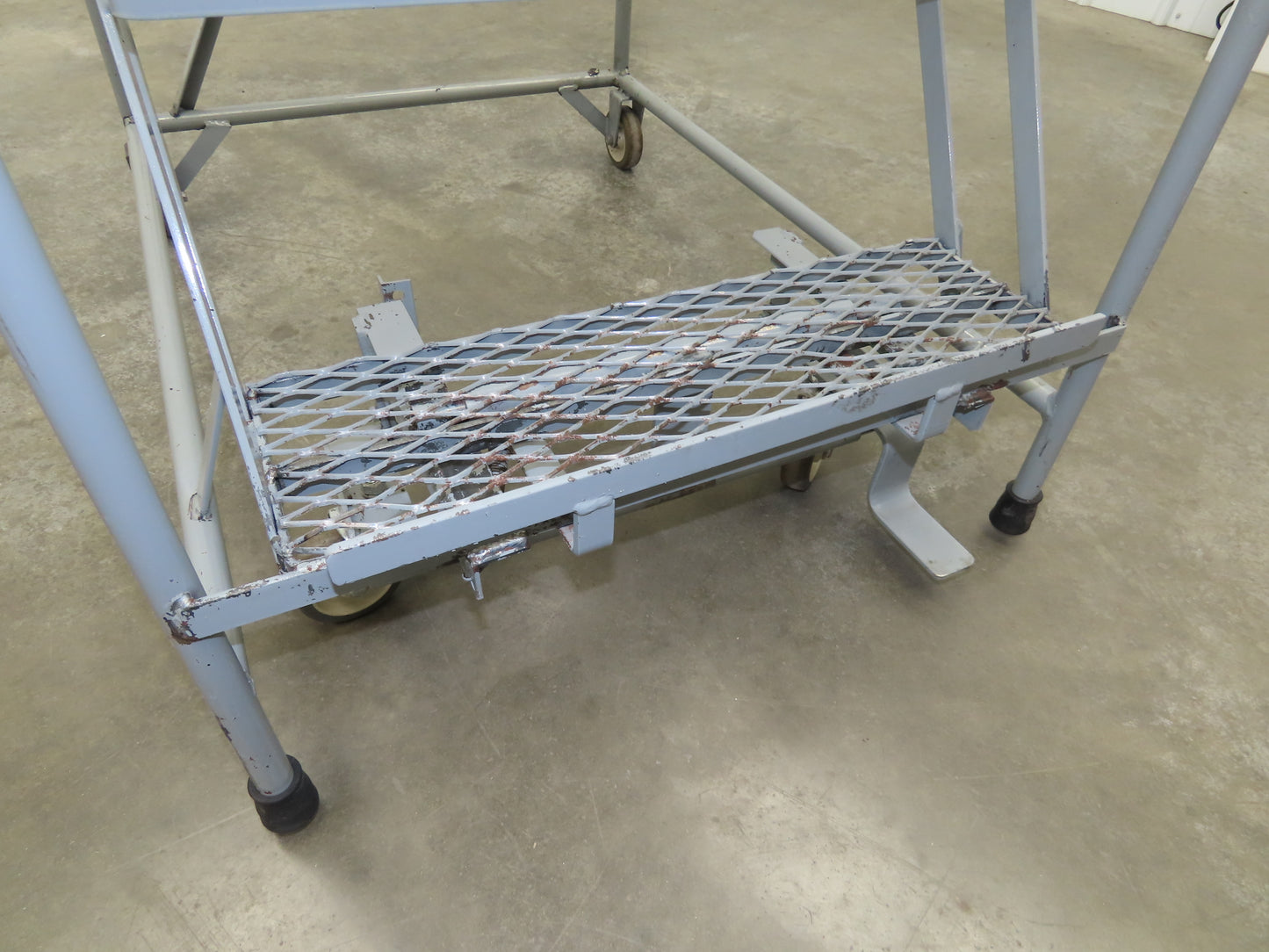 Uline H-84-110 Rolling Ladder 5 Step 10" Work Platform 50" Top Step 450lbs