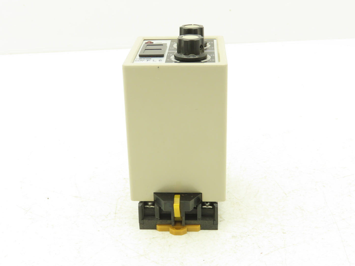 Omron SDV-FL6 Voltage Sensor Safety Monitor Relay 110 VAC W/Socket Base