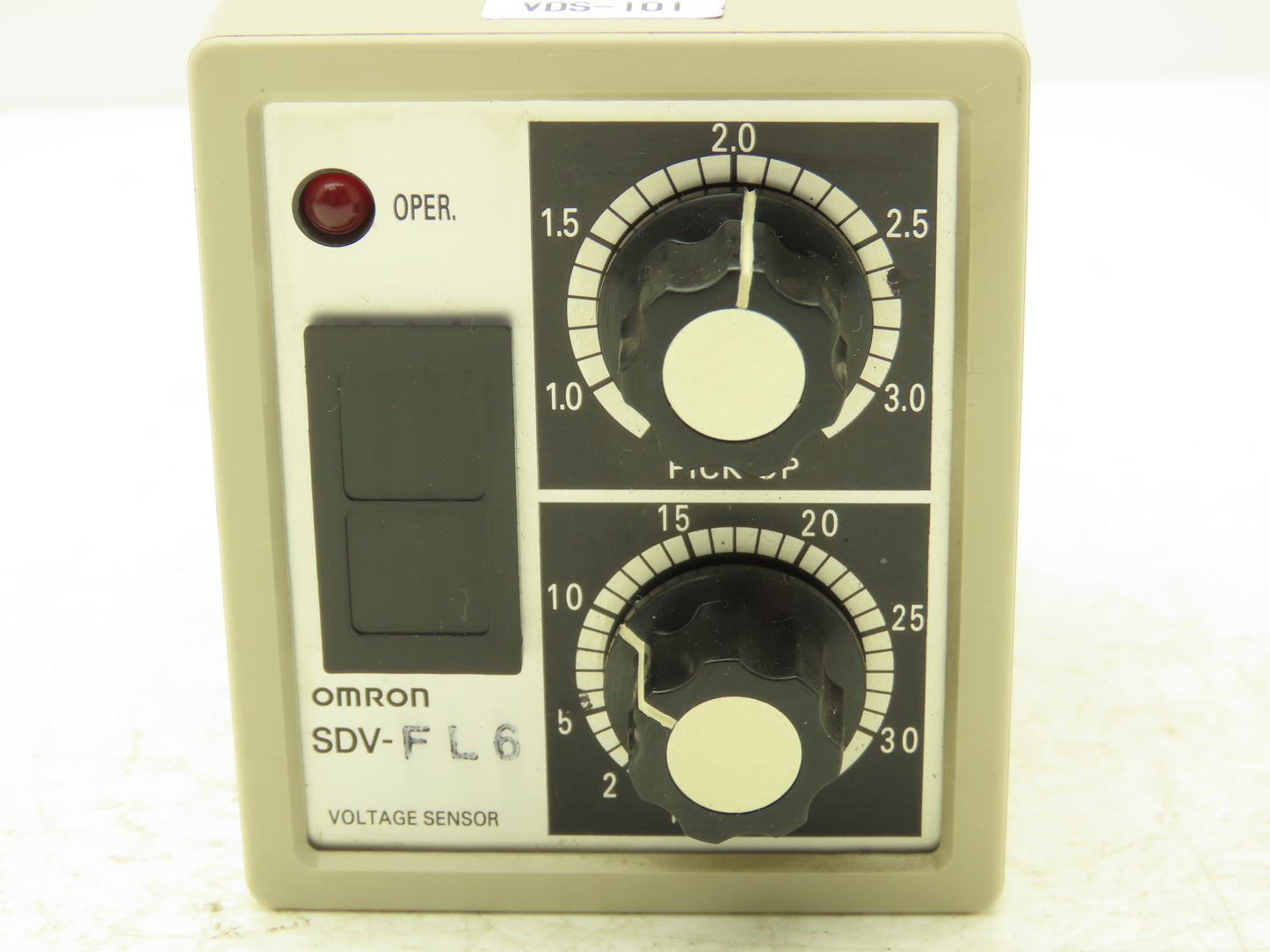 Omron SDV-FL6 Voltage Sensor Safety Monitor Relay 110 VAC W/Socket Base