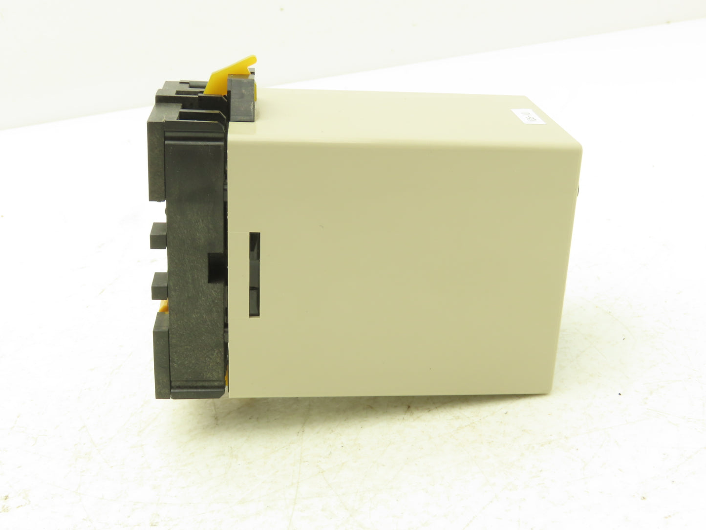 Omron SDV-FL6 Voltage Sensor Safety Monitor Relay 110 VAC W/Socket Base