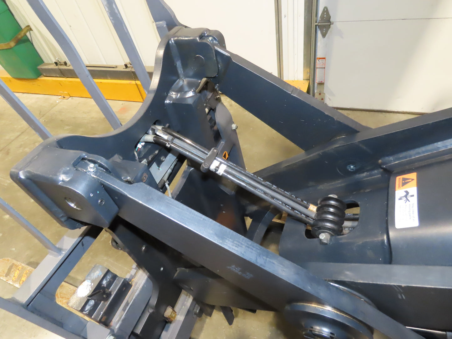 Crown Narrow Aisle Reach Truck Forklift Stand On 36V 3500lbs 5746.2h 25' Lift