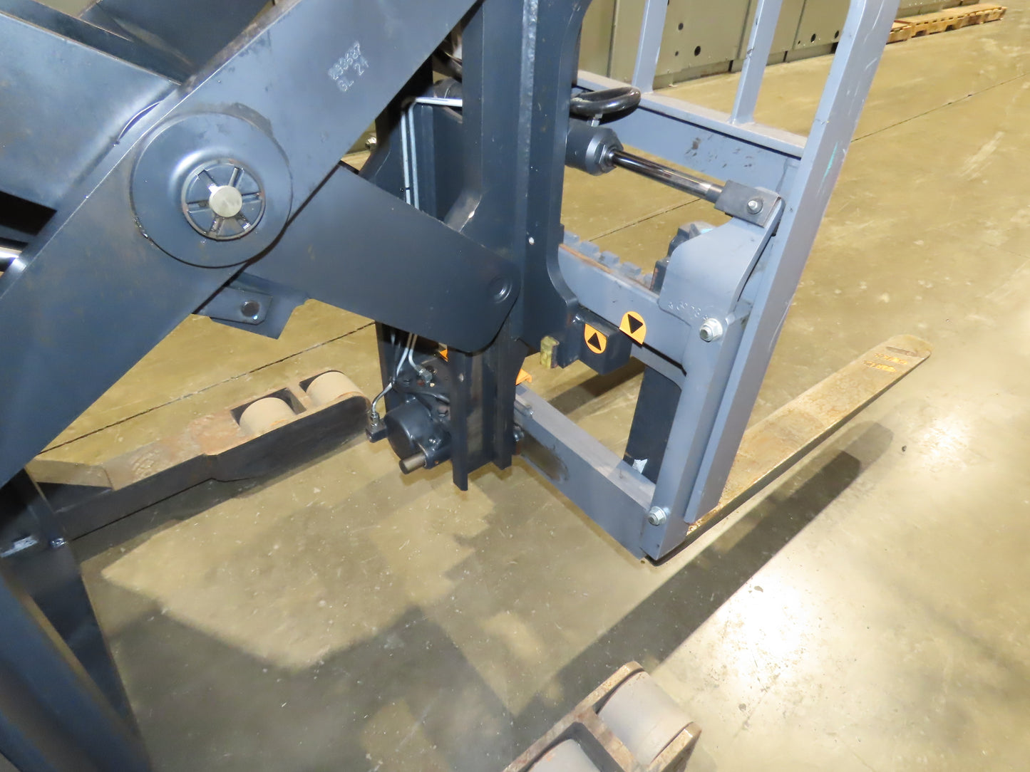 Crown Narrow Aisle Reach Truck Forklift Stand On 36V 3500lbs 5746.2h 25' Lift