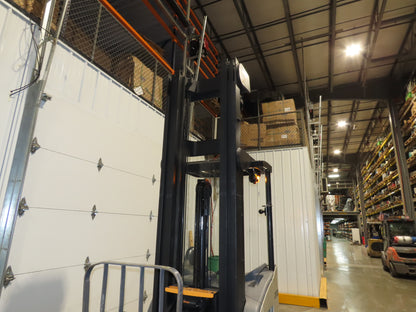 Crown Narrow Aisle Reach Truck Forklift Stand On 36V 3500lbs 5746.2h 25' Lift