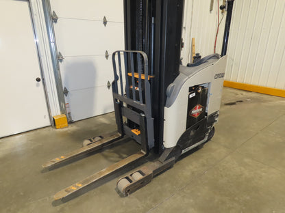 Crown Narrow Aisle Reach Truck Forklift Stand On 36V 3500lbs 5746.2h 25' Lift