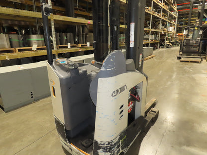 Crown Narrow Aisle Reach Truck Forklift Stand On 36V 3500lbs 5746.2h 25' Lift