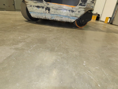 Crown Narrow Aisle Reach Truck Forklift Stand On 36V 3500lbs 5746.2h 25' Lift