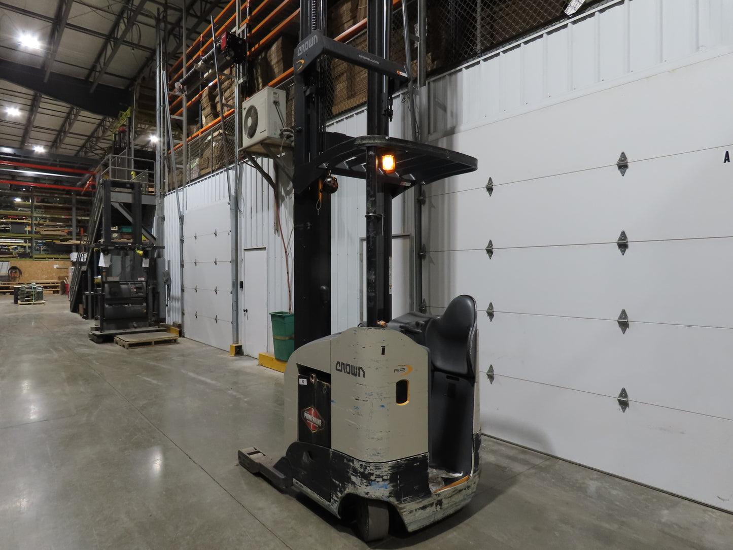 Crown Narrow Aisle Reach Truck Forklift Stand On 36V 3500lbs 5746.2h 25' Lift