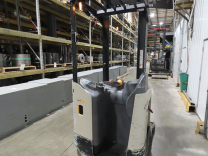 Crown Narrow Aisle Reach Truck Forklift Stand On 36V 3500lbs 5746.2h 25' Lift
