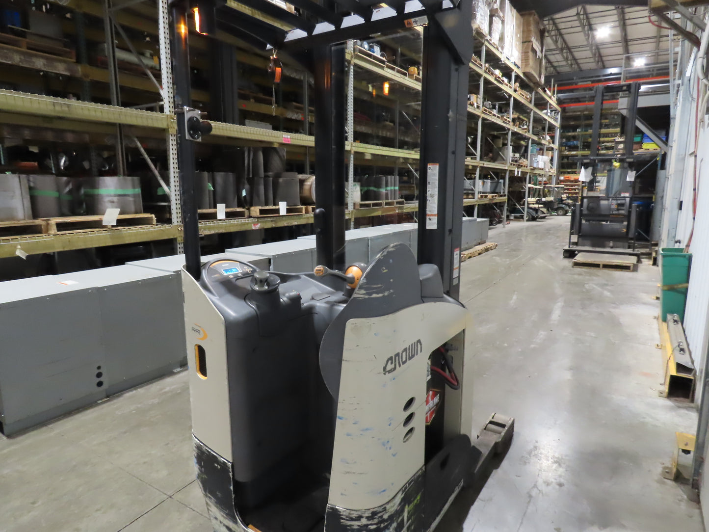 Crown Narrow Aisle Reach Truck Forklift Stand On 36V 3500lbs 5746.2h 25' Lift